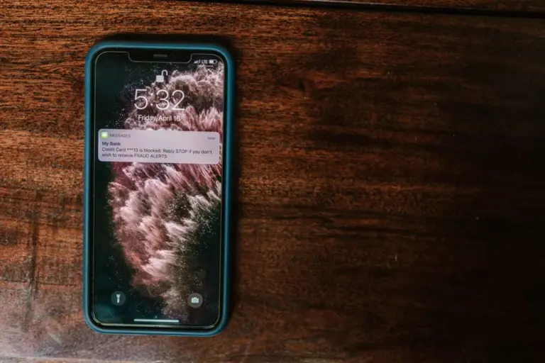 Smartphone liegt auf einem Holztisch