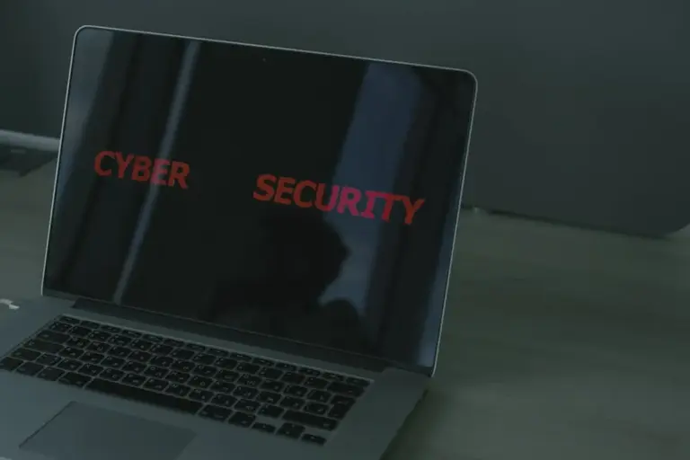 Laptop mit dem Schriftzug Cyber Security, Symbol für digitale Sicherheit