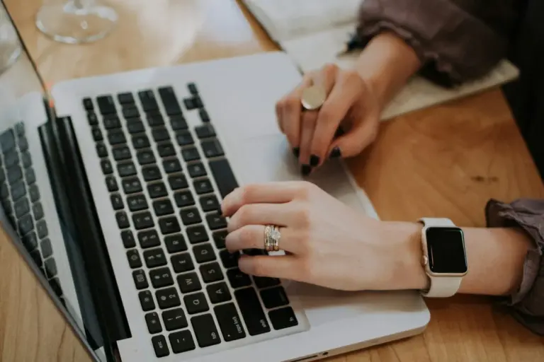 Person arbeitet konzentriert am Laptop