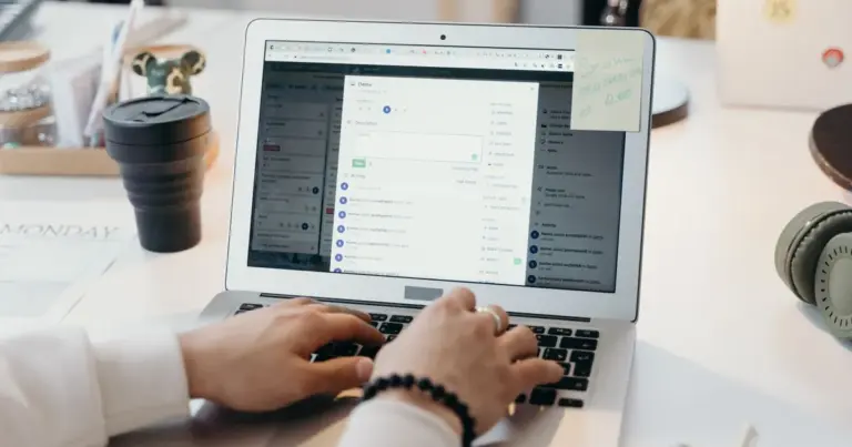 Hände tippen am Laptop, ein E-Mail-Konto wird eingerichtet