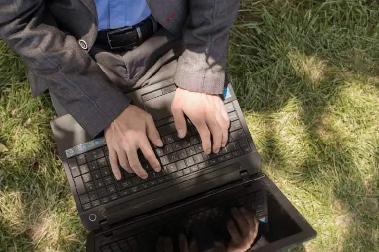 Person nutzt einen Laptop im Freien