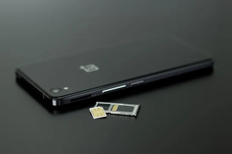 Smartphone mit herausgenommener SIM-Karte auf dem Tisch