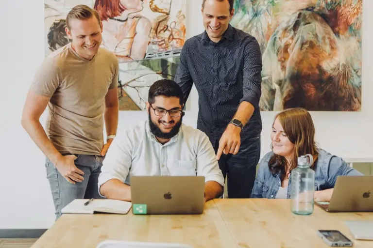 Team arbeitet gemeinsam mit Laptops