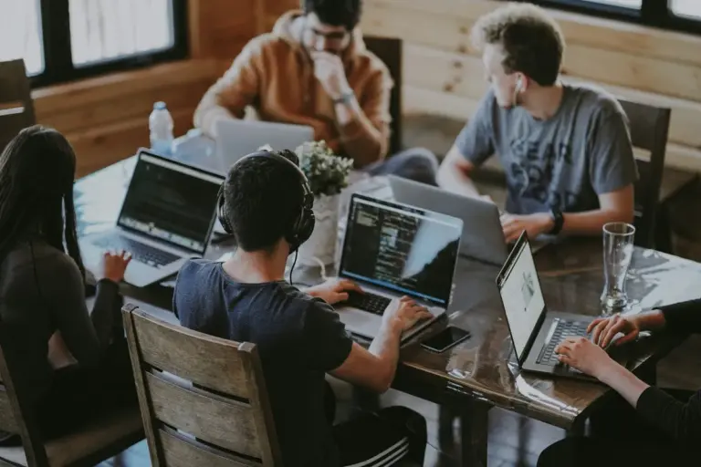 Gruppe von Menschen arbeitet mit Laptops