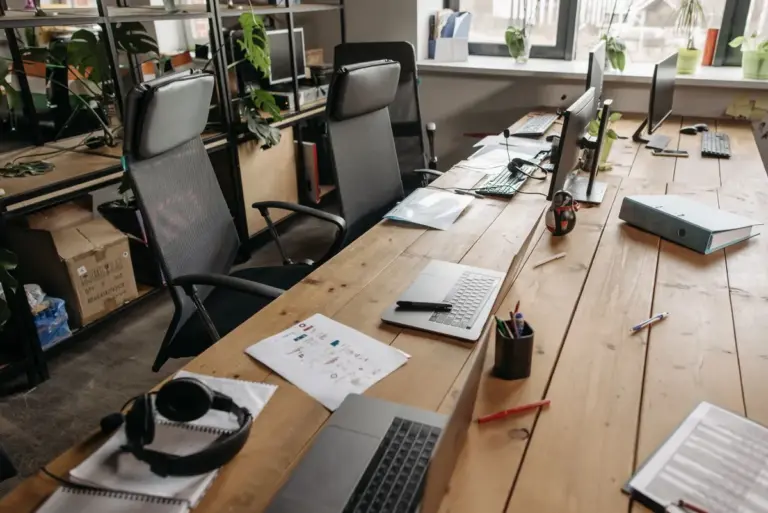 Arbeitsplatz mit Laptops auf einem Schreibtisch