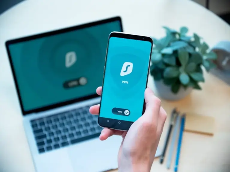 Hand hält ein Smartphone mit einer Sicherheits-App