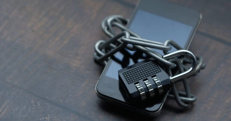 Smartphone mit Kette und Schloss als Sinnbild fuer Datenschutz