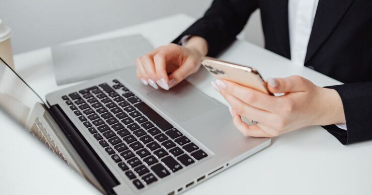 Person legt am Laptop und am Handy eine neue E-Mail-Adresse an