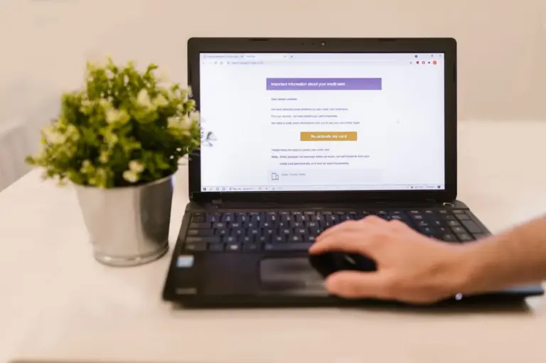 Person am Laptop prüft das gehackte TikTok-Konto