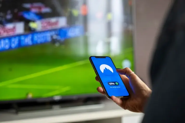Hand hält ein Smartphone und sichert das TikTok-Konto ab