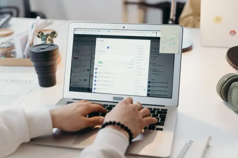 Person am Schreibtisch arbeitet am Laptop und schützt persönliche Daten