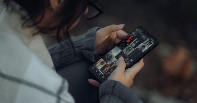 Frau betrachtet ihre Foto-Galerie auf dem Smartphone