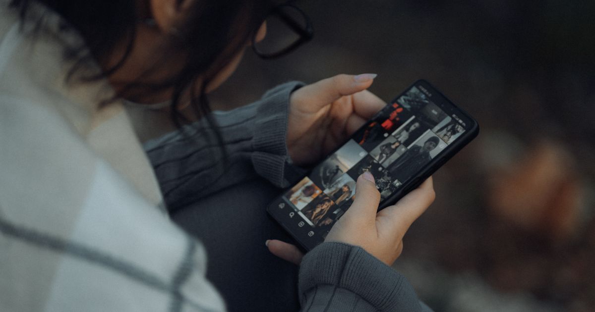 Frau betrachtet ihre Foto-Galerie auf dem Smartphone